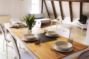 a dining room table with white chairs and a wooden table at Workers Apartment in Frickenhausen mit TV & WLAN in Frickenhausen