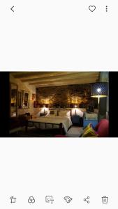 una camera d'albergo con un grande letto e una camera spaziosa di A Tasca a Vila Real