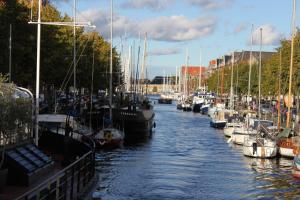 Un gruppo di barche sono ormeggiate in un canale. di Sankt Annæ 10 a Copenaghen