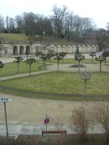 park z drzewami i posąg przed budynkiem w obiekcie Gästehaus "Rendezvous am Schlossplatz" w mieście Coburg