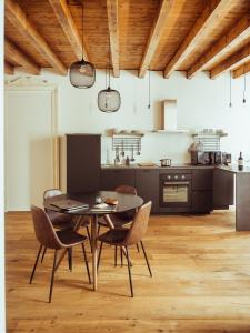 eine Küche und ein Esszimmer mit einem Tisch und Stühlen in der Unterkunft BRE Apartments - Magellano in Vicenza