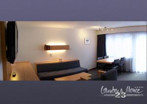 Χώρος καθιστικού στο Arizona 23 Apartments [25+ ADULTS ONLY]