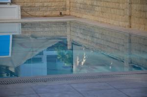 een plas water naast een stenen muur bij Vienna Apart Otel in Antalya