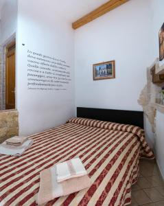 a bedroom with a bed with towels on it at Alla Sibilla in Tivoli