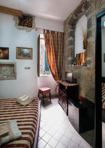 a bedroom with a bed and a desk in a room at Alla Sibilla in Tivoli