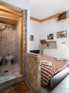 y baño con cama, ducha y lavabo. en Alla Sibilla, en Tívoli