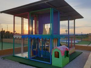 a playset in a batting cage on a tennis court at Complejo Rural Las Lomas de Biar in Biar