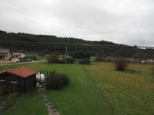 uma vista para um quintal com um campo de relva em Posada rural el rincón de Cabrojo em Cabrojo