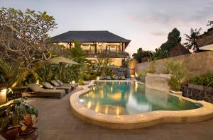 una piscina en un patio trasero con una casa en Kano Sari Ubud Villas, en Ubud