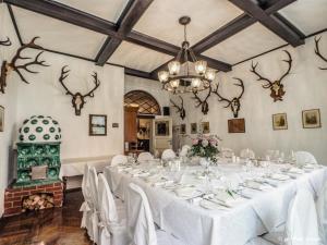 un comedor con una mesa larga con mantel blanco en Hotel Drei Hasen, en Mariazell