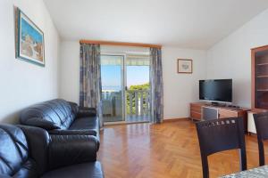 Televízia a/alebo spoločenská miestnosť v ubytovaní Apartments Vuko