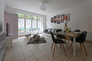 默茲河畔凡爾登的住宿－Le cocon d'Eloïse，厨房以及带桌椅的起居室。