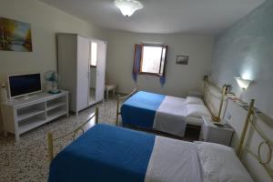 アルトパーショにあるAffittacamere da Beppeのベッド2台とテレビが備わるホテルルームです。