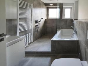 un bagno con vasca, lavandino e doccia di Graf-Adolflux a Dusseldorf