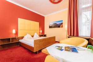 una camera d'albergo con due letti e due sedie di Hotel Drei Hasen a Mariazell
