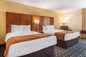 A bed or beds in a room at Comfort Inn & Suites