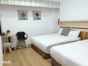 Een bed of bedden in een kamer bij Penghu Little Apple B&B