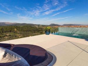een patio met uitzicht op de bergen bij Belvilla by OYO Mont Blau in Búger