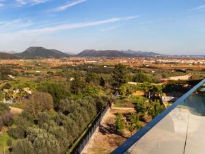 uitzicht op de stad vanaf het dak van een huis bij Belvilla by OYO Mont Blau in Búger