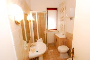 Bilik mandi di Monte Malbe Charming Villa with Garden and Parking +17 gambar