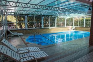 basen z pergolą i 2 leżakami w obiekcie Hotel Palazzo Reale w mieście Campos do Jordão