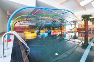 Bazén v ubytování Hotel Zalewski nebo v jeho okolí