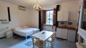 トラーニにあるVilla Maryのベッド、テーブル、キッチンが備わる客室です。