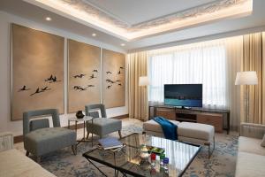 TV a/nebo společenská místnost v ubytování Al Jaddaf Rotana Suite Hotel