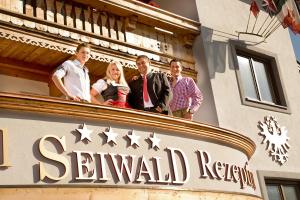 a group of people standing on top of a building at Wellnessresort Seiwald **** Superior in Going
