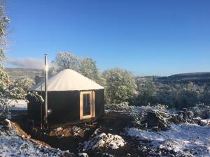 Obiekt Black Yurt Chromiec zimą