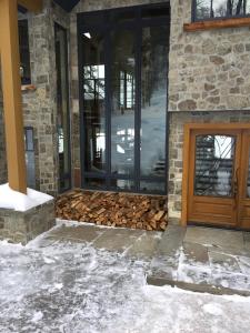 Gallery image of Gîte et Atelier de L'Artiste Peintre Paysagiste Canadien Gordon Harrison in Sainte-Marguerite