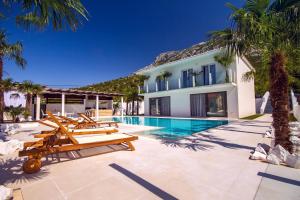 een villa met een zwembad en een resort bij Villa Caribic with 72sqm private pool, whirlpool, sauna, outdoor lounge area in Gata