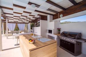 een keuken met een houten aanrecht en een fornuis bij Villa Caribic with 72sqm private pool, whirlpool, sauna, outdoor lounge area in Gata