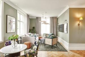 een woonkamer met een tafel en stoelen bij Villa Alma in Visby
