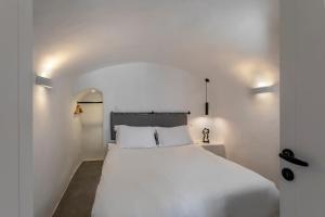 1 dormitorio con 1 cama blanca grande en una habitación en I-Sol en Akrotiri