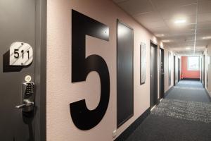 普瓦捷的住宿－B&B HOTEL Poitiers Aéroport，办公室走廊墙上的数字