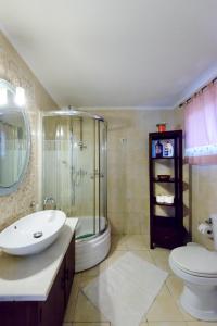 Ένα μπάνιο στο Villa Maxim with Private Pool & Tennis Court