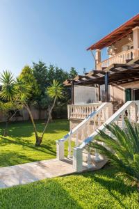 Κήπος έξω από το Villa Maxim with Private Pool & Tennis Court