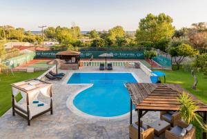 Halikounas的住宿－Villa Maxim with Private Pool & Tennis Court，院子里游泳池的形象