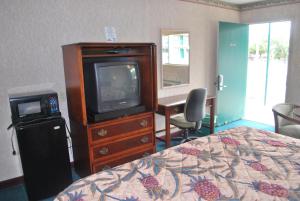 Televízia a/alebo spoločenská miestnosť v ubytovaní Best Motel Lakeland