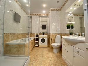 Kúpeľňa v ubytovaní Center Warsaw - Apartmenty Jana Pawła II + 37 fotografií