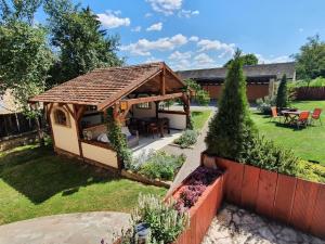 a gazebo in the backyard of a house at Vakantiehuis Casa Mama met prive zwembad in Monyoród