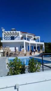 een groot huis met een zwembad ervoor bij Villa Iremia in Chrani