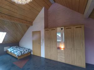 una camera con letto e soffitto in legno di Ferienwohnung Leutkirch offen hell hoch schöne Aussicht a Leutkirch im Allgäu
