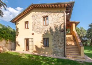 Una pequeña casa de piedra con una escalera en el frente. en Villa La Ginestra con piscina privata, en Umbertide 32 fotos más