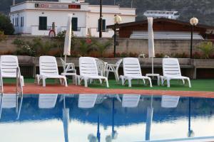 Bazén v ubytovaní Morcavallo Hotel & Wellness alebo v jeho blízkosti