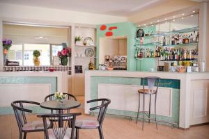 um bar com cadeiras e uma mesa num restaurante em Hotel Edward em Bellaria-Igea Marina