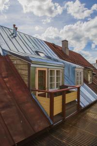 une maison avec un toit bleu sur une terrasse dans l'établissement Puhkekodu nr.17, à Võru