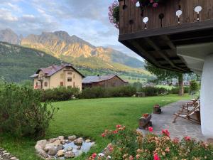 einen Blick auf ein Haus mit Bergen im Hintergrund in der Unterkunft Casa vacanze 5 Torri in Cortina d'Ampezzo