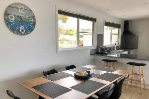 O bucătărie sau chicinetă la BINALONG BRAE @ Bay of Fires Two bedroom both with ensuites